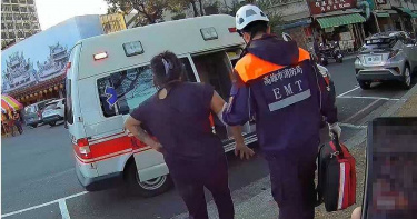 高雄7旬翁愛河敬老亭酒後抓狂 持尖銳物刺傷婦人狼狽落網