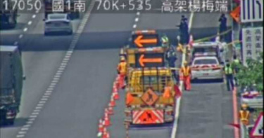 警方接獲通報，指稱國道一號南下70公里處邊坡有一具女屍，已趕赴現場處理，仍待進一步釐清身分與詳情。（圖／翻攝即時路況）