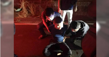 在火鍋店囂張開槍打傷人的許姓男子,在大寮區被警方漏夜緝捕到案。(圖/翻攝照片/中國時報石秀華高雄傳真)
