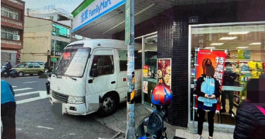 客運司機宿醉未拉手煞車，車輛「倒車入庫」撞進超商。（圖／報系資料照）