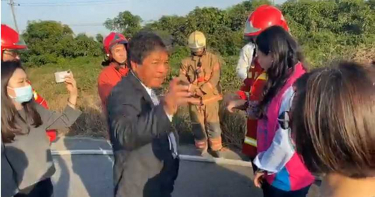 打火弟兄忍千度高溫救火 台南議長現場飆罵!要求消防隊檢討