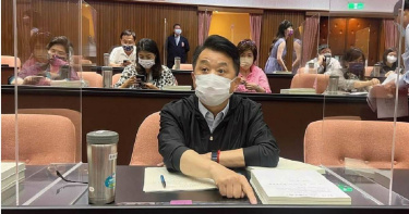 2024年立委大選逼近決戰時刻，國民黨桃園市中壢區立委候選人魯明哲發出 「挺魯蛋、反奧步」的文宣。（圖／報系資料照）