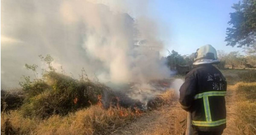 金門金山路附近發生廢棄物火警，導致棧板、紙皮及1輛機車被燒毀，疑是民眾燒金紙惹禍。（圖／翻攝畫面）