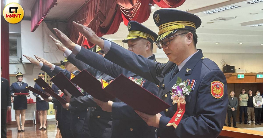新北11位高階警官異動，於16日上午舉辦佈達典禮，警官宣示就職並承諾將遵守法律。（圖／陳柔瑜攝）