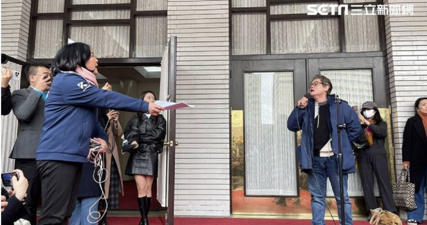 為抗議國民黨籍立委陳玉珍提案刪除公視整年度23億預算，王小棣導演等多位文化界編劇、導演今（17）現身立院門口，與綠委郭昱晴、吳沛憶、陳培瑜等人召開記者會。（圖／翻攝三立新聞網）