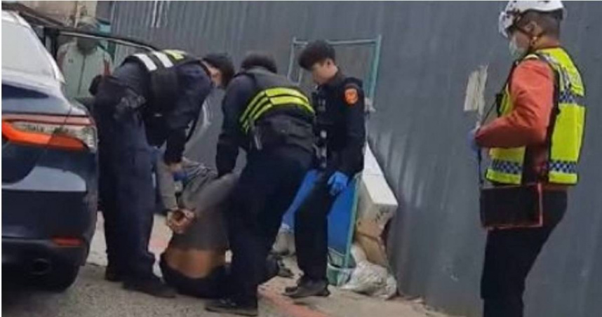 羅男發酒瘋隨機攻擊路人遭正義人士阻止，警方到場後將其壓制依傷害及毀損罪送辦。（圖／翻攝自臉書）