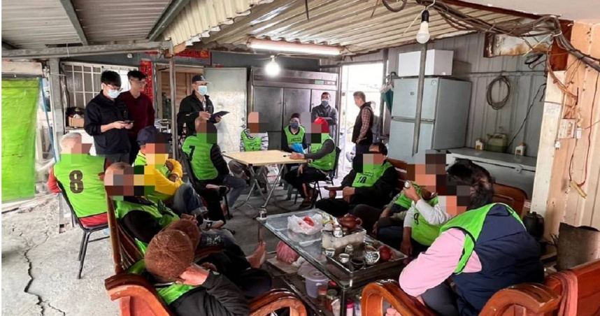 農曆春節還沒到，已有民眾「手癢」躲在大鵬灣魚池中央的鐵皮屋聚賭，屏東東港警分局日前接獲情資後22日直搗魚池賭窟，當場逮獲12人。（圖／警方提供／中國時報謝佳潾屏東傳真）