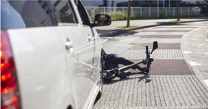 一名網友分享，朋友近日不慎發生車禍，怎料對方竟求償167萬元，當下他以為友人闖下大禍，急忙詢問對方狀況，不問還好一問差點吐血，原來對方只是「手指受傷」。 （示意圖／擷取自TPG達志影像）