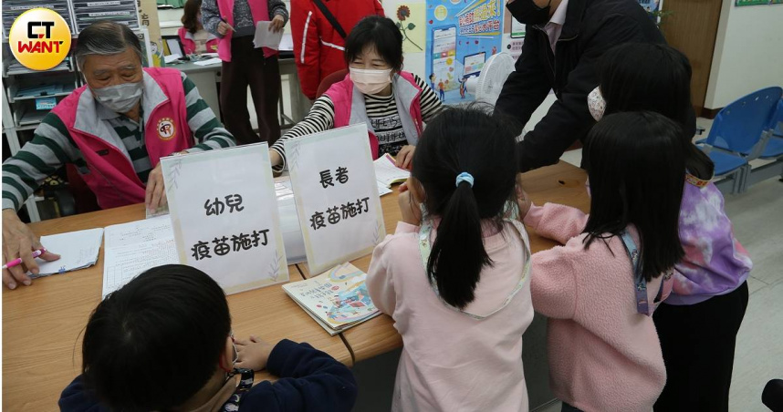 流感肆虐，再加上大S猝逝的事件，讓昨日、今日施打疫苗的民眾明顯增多。（圖／黃鵬杰攝）