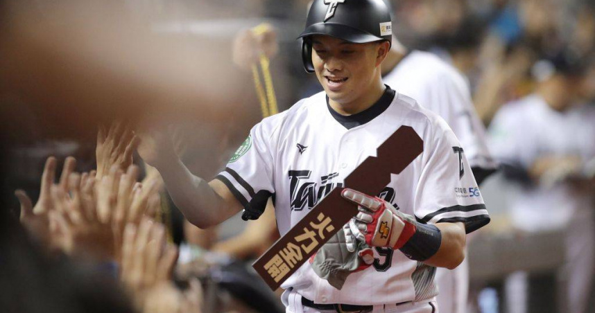 台韓國際交流賽12日在台北大巨蛋登場，由經典賽資格賽中華隊對韓職樂天巨人隊。6局下，吳念庭打出深遠二壘安打，並在隊友安打下回本壘得分。（圖／中國時報黃世麒攝）