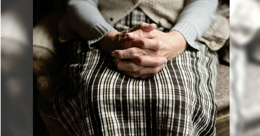 日本東京一名75歲老婦人花田美智子（化名）入住當地一間高級養老院，卻因為遇到「這1件事」情緒崩潰半夜逃出養老院。（示意圖／Pixabay）