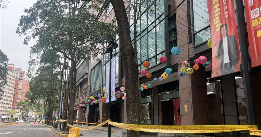 台中新光三越無限期停業，14日周邊冷清清，封鎖線也還沒轍掉。（圖／報系資料照）