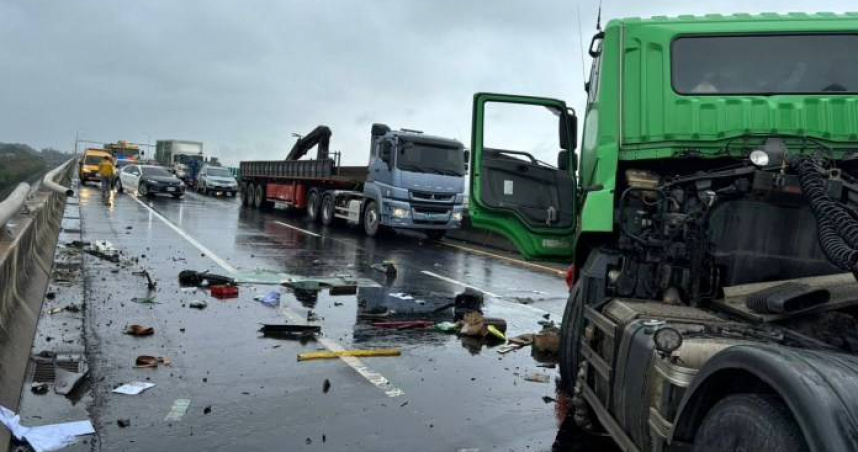 台61線南下23.7K處26日發生一起嚴重車禍事故，駕駛拋飛墜落至平面道路亡。（圖／翻攝畫面）