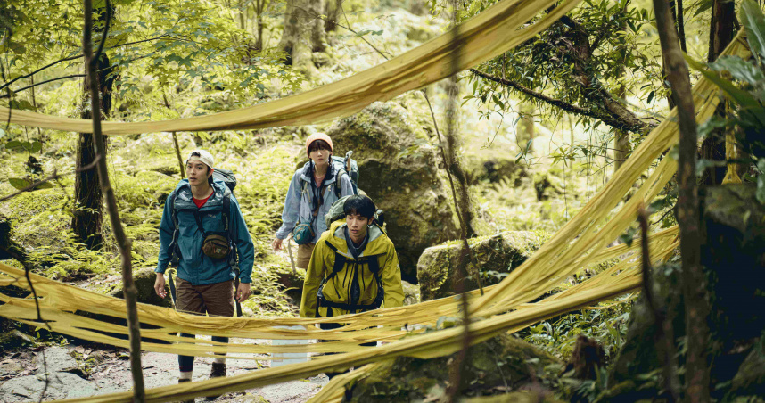 《山忌 黃衣小飛俠》劉以豪、袁澧林、曹佑寧登山探險時遇到離奇「鬼打牆」。（圖／威視提供）