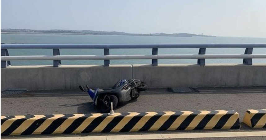 機車騎士自撞倒地，國軍弟兄神救援防二次車禍。（ 圖／翻攝畫面）