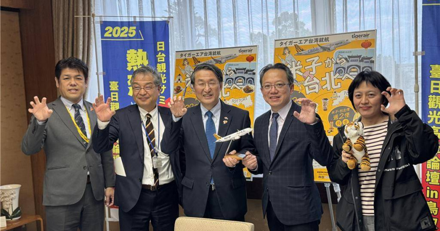台灣虎航商務長許致遠（右二）12日本鳥取縣知事平井伸治（右三）簽署合約。（圖／台灣虎航）