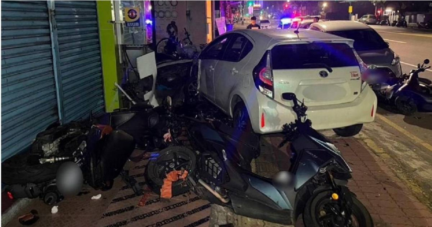 王男駕車突自撞停放的12部汽機車，且該車為租賃車他恐將負起巨額賠償。（圖／翻攝畫面）