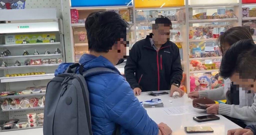 李姓詐騙車手（左一）在便利商店取款，遭女法官識破，虎尾分局員警（左二及右一）前往埋伏逮捕，右二是被害人。（圖／雲林地檢署提供）