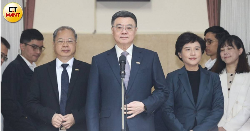 民進黨立委雖佔領立法院議場，行政院長卓榮泰（中）仍赴立法院備詢，強調善盡閣揆義務。（圖／趙世勳攝）