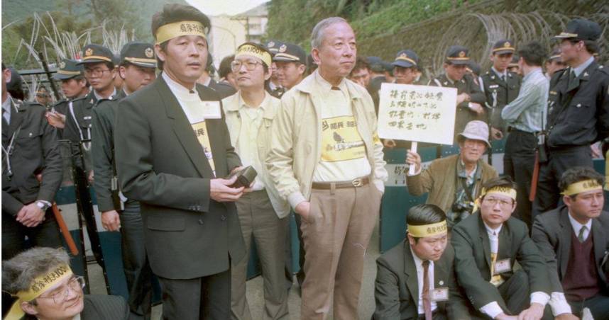 1992年3月20日，一○○行動聯盟上午發動群眾上陽明山中山樓抗議要求廢除刑法一百條及釋放政治犯，李鎮源（圖中沒戴眼鏡，穿淺色衣服者）率領支持者與警方在仰德大道中國飯店附近對峙。（圖／報系資料照）