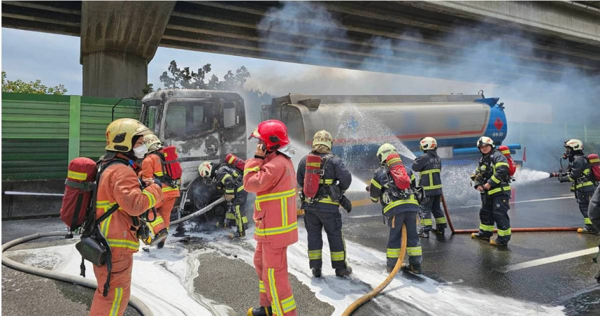 國道1號北上28.4K處7日發生油罐車火燒車事故。（圖／翻攝畫面）