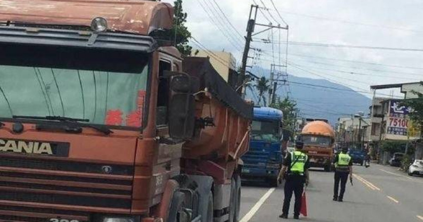屏東3天狂抓242件大型車違規，警強勢出擊守交通。（圖／翻攝畫面）