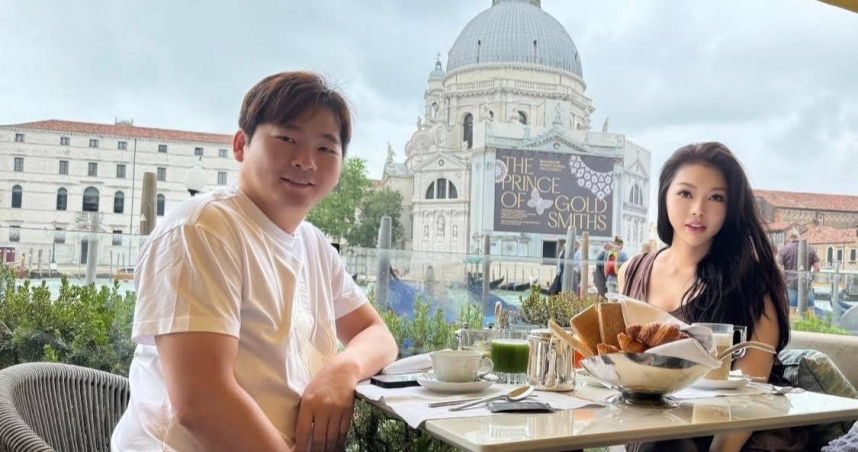 殷琦（右）升格「理事長特助」，常與老公張市育出國拜訪客戶。（圖／伊林娛樂提供）