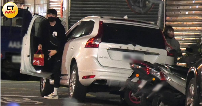 林輝瑝在畇二生日當天溫馨接送女神。（圖／本刊攝影組）