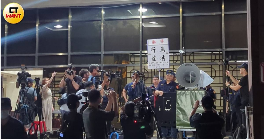 警方為維護官署安全，第一次舉牌警告，因而與支持者爆發口角衝突。(圖／林冠吟攝)