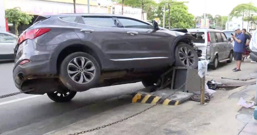 1台黑色休旅車行經永靖鄉中山路二段時，駕駛疑以恍神，竟直接撞上路旁電箱，電箱被撞倒地，休旅車車頭毀損，電箱旁的自小客車也慘遭波及，所幸駕駛僅左手受到擦挫傷。（圖／民眾提供）