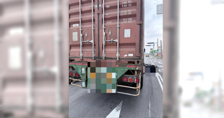 永康中正北路今早7點多發生一起死亡車禍，75歲黃姓老翁遭貨櫃車擦撞後，卡在大貨車輪下慘死。（圖／讀者提供）