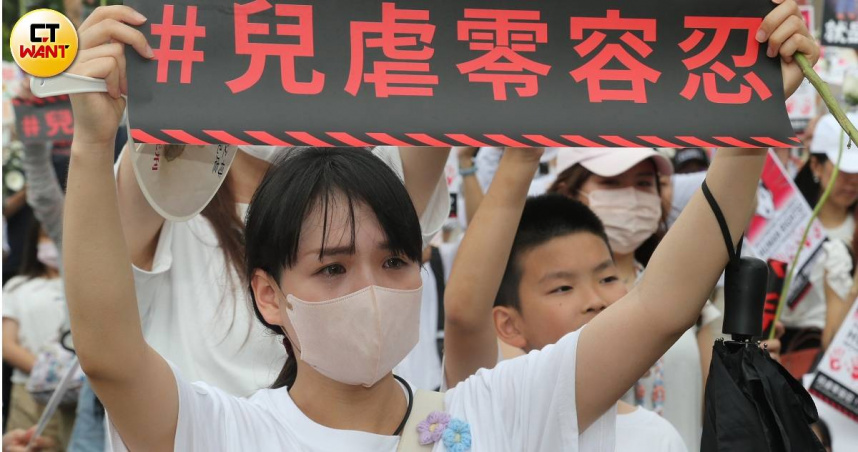 關心男童剴剴虐死案的民眾，10日下午在凱道舉行「終結兒虐，陪你長大」陳情活動。（圖／黃鵬杰攝）