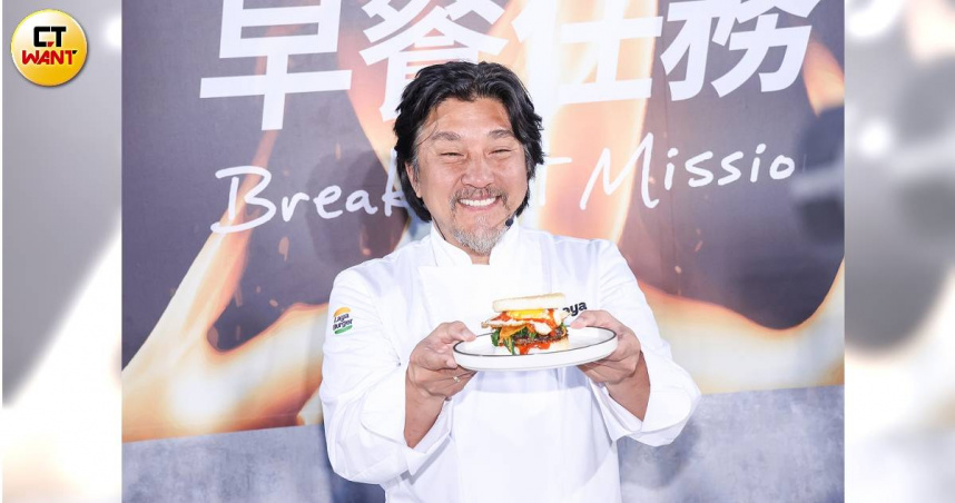 愛德華·李翻玩台式早餐，推出冠名產品。（圖／焦正德攝）