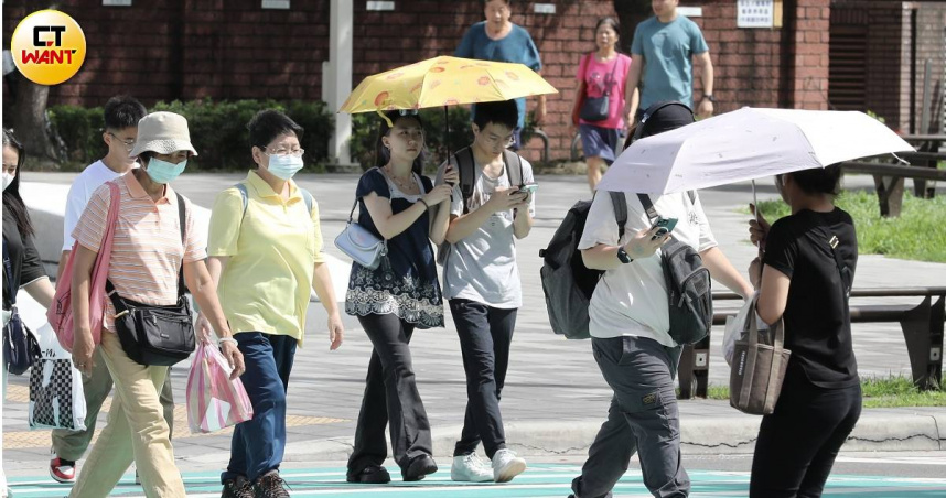 今起至周五各地晴朗炎熱，午後需留意局部短暫雷陣雨，周六再迎第3波「梅雨鋒面」。（圖／劉耿豪攝）