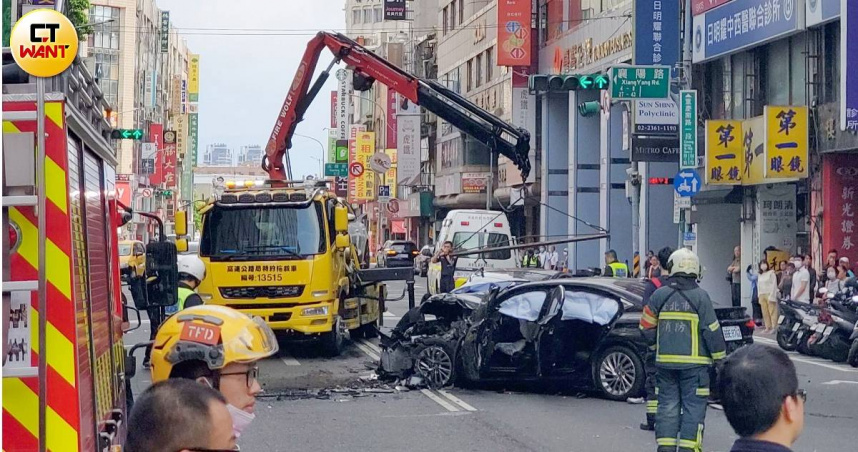 北市中正區重慶南路一段與衡陽路口23日下午2時20分許發生嚴重車禍事故。（圖／薛孟杰攝）