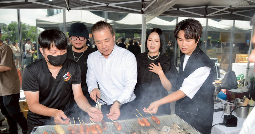 陳孟賢（右1）、苗可麗（右2）一同出席電視台企業日活動。（圖／三立提供）