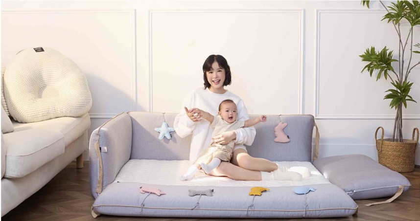 童顏女神李佳穎育兒生活樂在其中。（圖／DollBao逗寶）