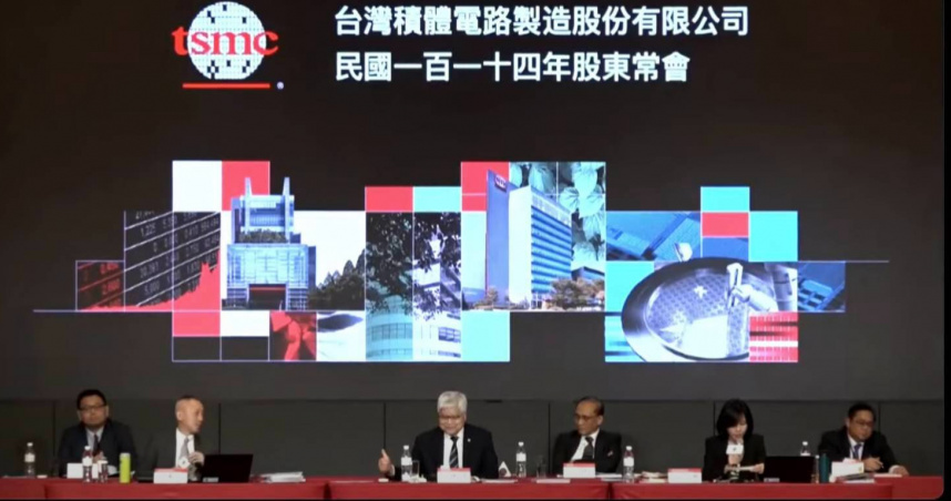 台積電董事長魏哲家向財務長黃仁昭比讚。（圖／截自台積電官網直播）