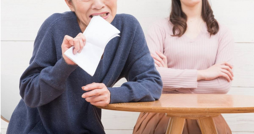 一名人妻訴苦道,她帶婆婆出門旅遊卻一直被嫌,還拿她和小叔、弟媳比較。(示意圖/翻攝自)