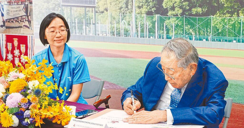 謝國城棒球文教基金會董事長、謝國城長子謝南強（右）9日與台北市體育局長游竹萍（左）簽署合作備忘錄，預計明年3月完成青年公園棒球場硬體升級，並冠名「謝國城紀念棒球場」。（圖／台北市體育局提供／中國時報邱芊台北傳真）