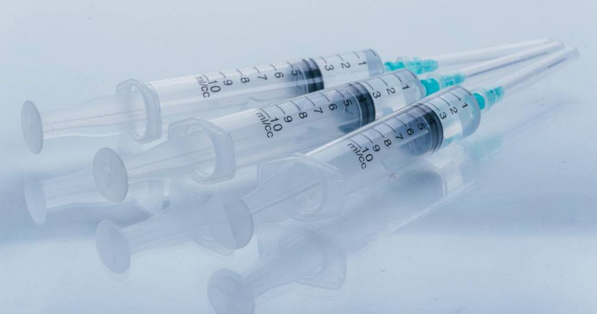 中央健保署資料指出，新北市光是健保給付部分，一年就產出6000多萬枝針頭。新北市議員宋雨蓁、戴湘儀指出，不少病友居家醫療需要注射，容易造成針頭隨意棄置，成為疾病防疫破口，呼籲新北市府加強針頭回收政策。（示意圖／shutterstock／達志）