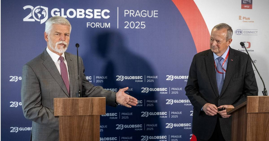 捷克總統帕維爾（Petr Pavel）在接受訪問時警告，中國在國家資助的網路攻擊與間諜活動方面，威脅程度已與俄羅斯不相上下。（圖／達志／美聯社）