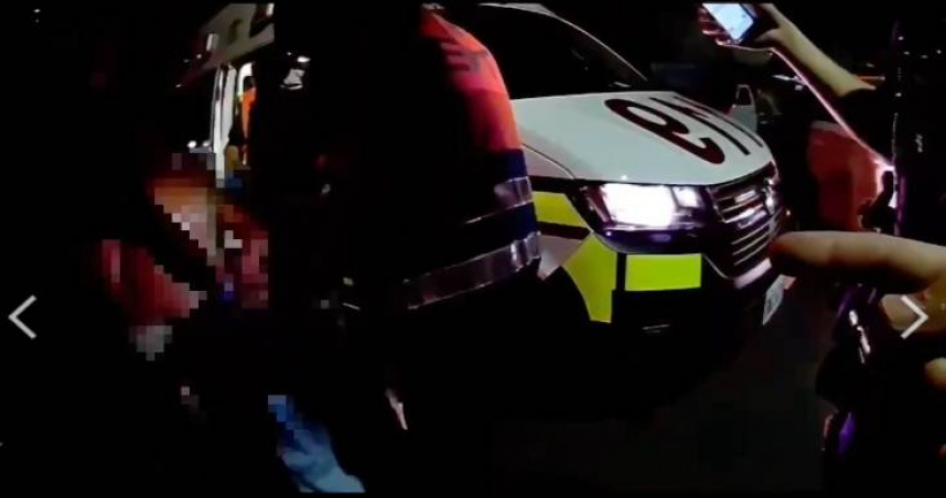 文二警日前在調查暴力現場時，竟一併查獲了毒品分裝案。（圖／翻攝畫面）