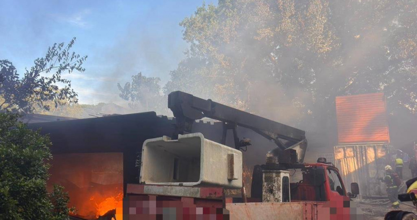 五股區凌雲路三段某處倉庫今傍晚大火衝天、現場濃煙迷漫。（圖／新北市蘆洲警分局提供）