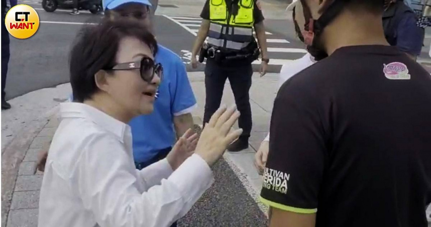 盧秀燕陪賴士葆站宣傳車時，意外瞥見路旁有車禍，立即喊停車隊快步下車，協助處理事故，還叮嚀事故民眾一定要仔細檢查身體狀況。（圖／薛孟杰攝）