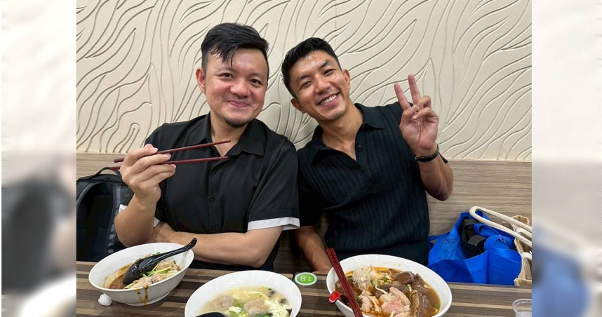 萬洛隆甘迦(右)與泰文翻譯John來台灣享用美食牛肉麵。(圖/牽猴子提供)