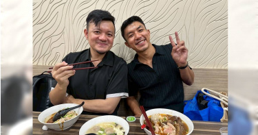萬洛隆甘迦(右)與泰文翻譯John來台灣享用美食牛肉麵。(圖/牽猴子提供)