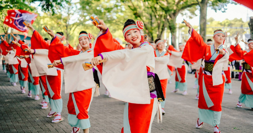 以「鳴子」響板伴隨音樂前進、熱鬧有趣的高知最大祭典「夜來祭」，將於8/9～8/12舉行。（圖／燦星旅遊提供）