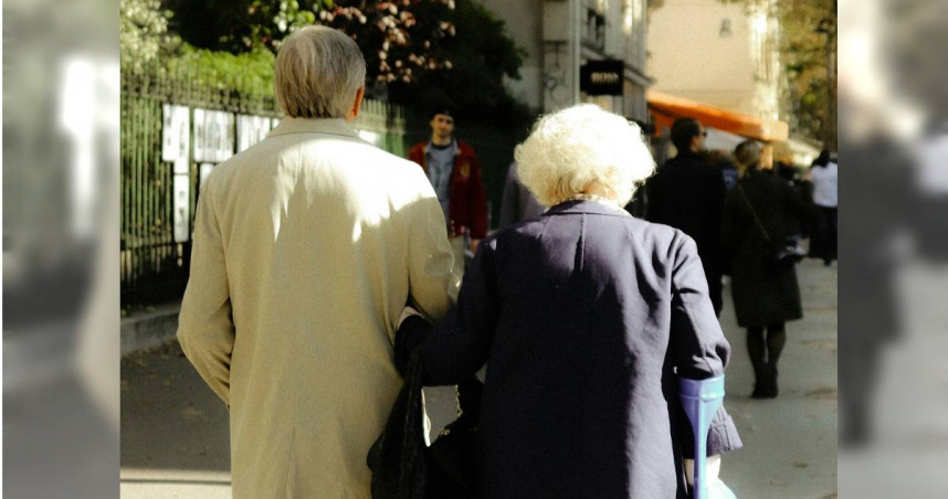 美國一對夫妻每月花近5000美元（約新台幣14.6萬元）負擔27歲女兒的生活開銷，只因不希望她流落街頭。（示意圖／Unsplash）