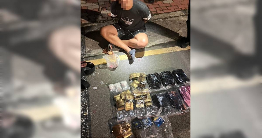 高姓男子9日晚間因違停遭攔查，意外讓身上的近千包毒咖啡包曝光。（圖／翻攝畫面）